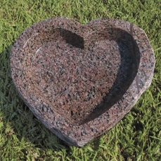 Fuglebad hjerteform indvendig poleret, rød granit